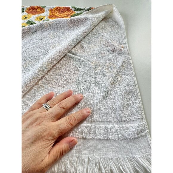 Vintage 70s bath towel, white, orange and yellow flowers and greenery, fringed - Picture 8 of 9